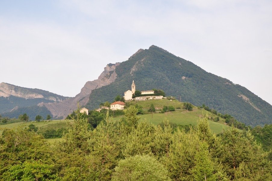 randonnée village de Bellaffaire Hautes Terres de provence entre gap et sisteron chevreuil